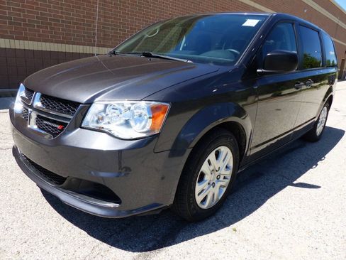 Used 2019 Dodge Grand Caravan SE w/ UConnect Hands-Free Group FWD image 1
