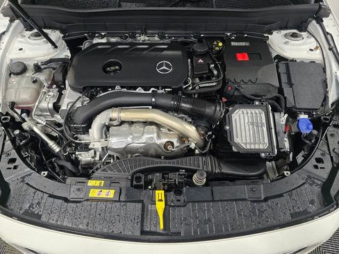 Used 2025 Mercedes-Benz GLB 250 4MATIC image 10