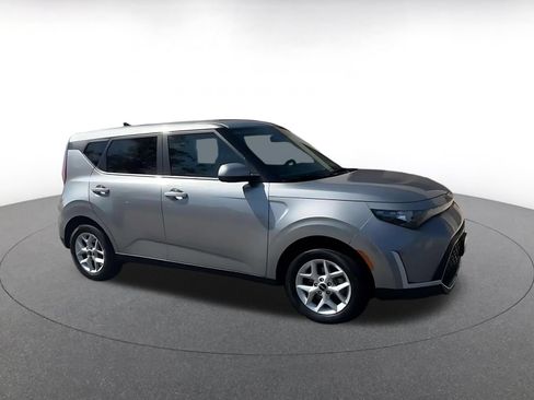 Used 2025 Kia Soul LX w/ LX Technology Package FWD image 2
