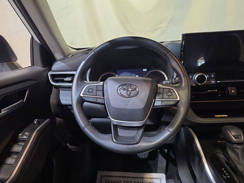 Used 2023 Toyota Highlander XLE AWD/4WD image 11