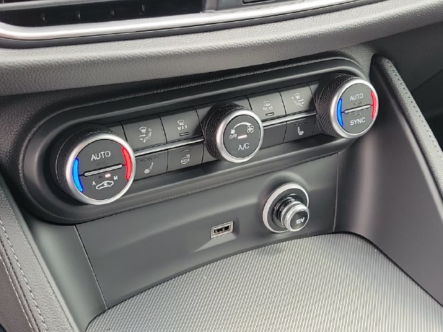 New 2025 Alfa Romeo Stelvio Sprint w/ Convenience Package AWD/4WD image 27