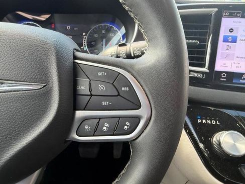 Used 2023 Chrysler Pacifica Touring-L FWD image 16