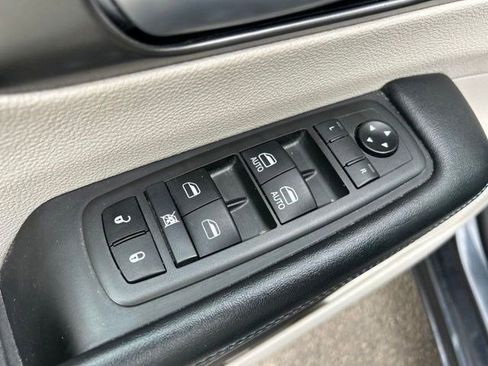 Used 2021 Chrysler Pacifica Touring-L FWD image 10