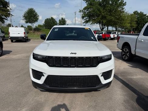 Used 2023 Jeep Grand Cherokee Altitude AWD/4WD image 2