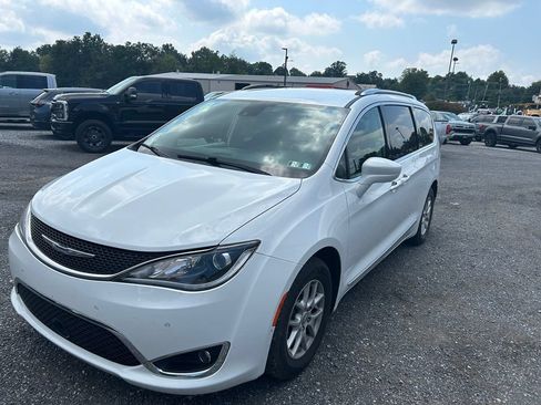 Used 2020 Chrysler Pacifica Touring-L w/ Advanced Safetytec Group FWD image 2