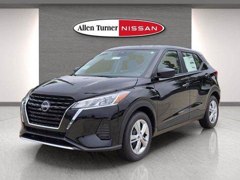 New 2025 Nissan Kicks Play S image 3