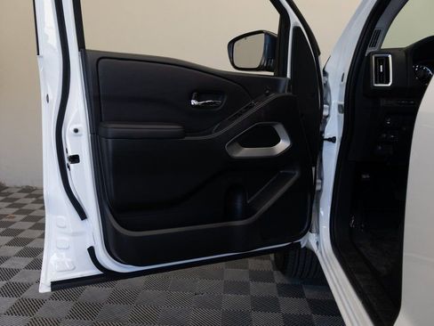 Used 2025 Nissan Frontier SV image 15
