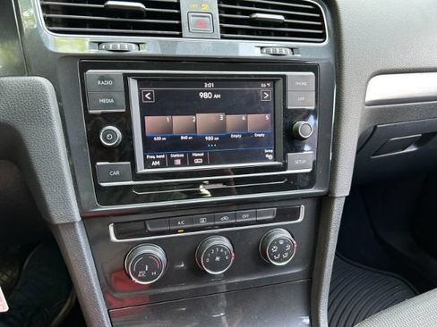 Used 2018 Volkswagen Golf S FWD image 13