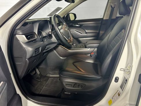 Used 2022 Toyota Highlander XLE AWD/4WD image 11