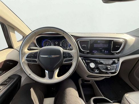 Used 2017 Chrysler Pacifica Limited w/ Tire & Wheel Group image 16