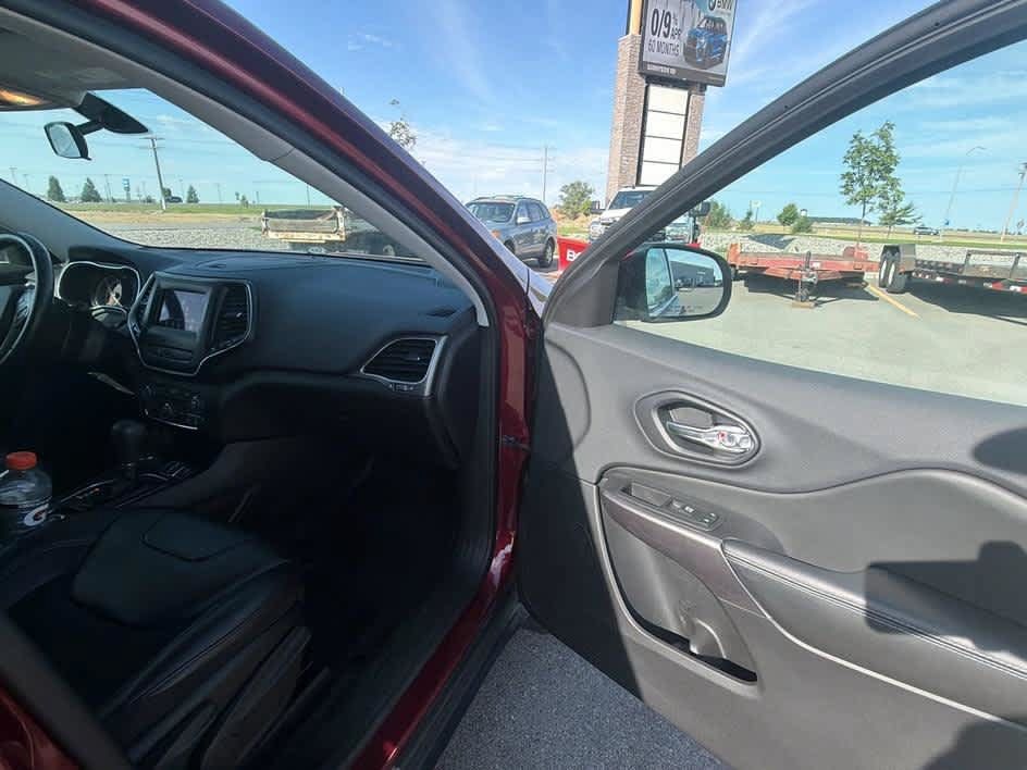 Used 2019 Jeep Cherokee Latitude Plus w/ Cold Weather Group AWD/4WD image 30