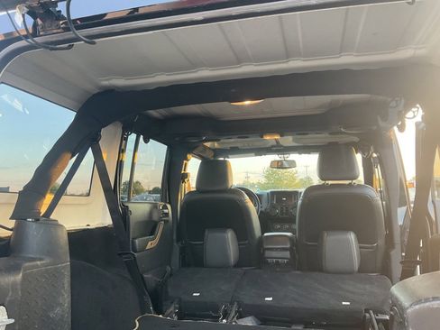 Used 2014 Jeep Wrangler Unlimited Sahara image 27