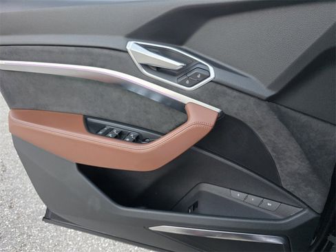 Used 2019 Audi e-tron Prestige image 27