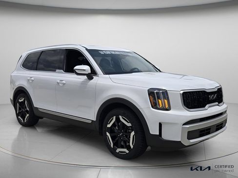 Certified 2024 Kia Telluride EX w/ EX Captain's Chair Package FWD image 9