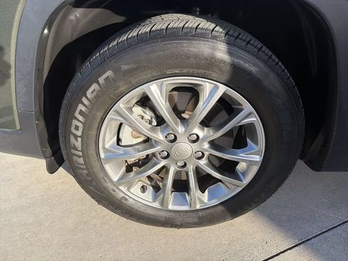 Used 2019 Jeep Cherokee Latitude Plus w/ Comfort/Convenience Group FWD image 32