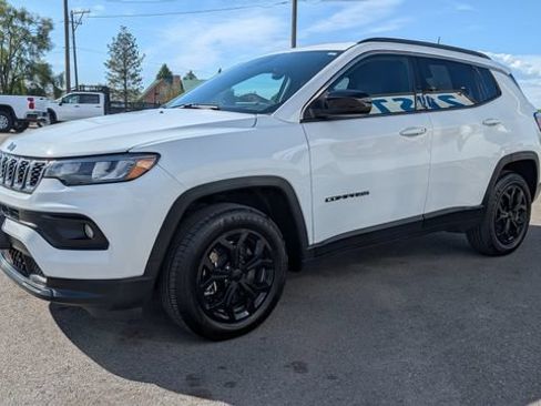 Used 2024 Jeep Compass Latitude AWD/4WD image 3