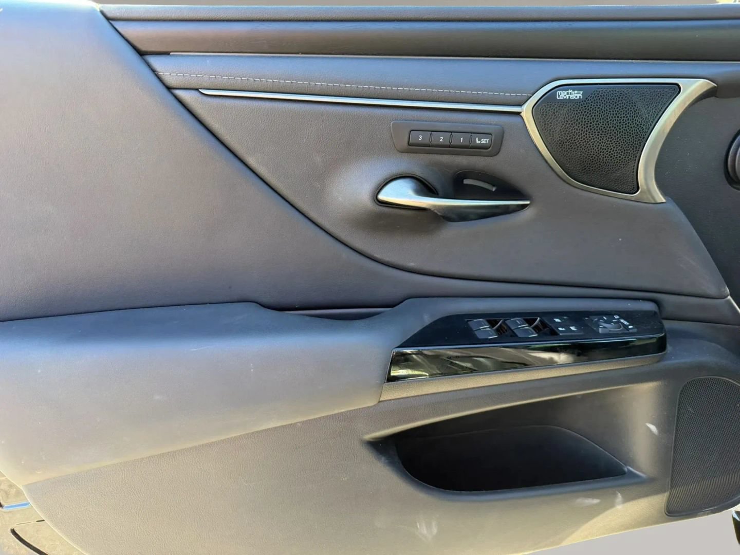 Used 2024 Lexus ES 300h Ultra Luxury w/ Accessory Package (Z2) FWD image 9