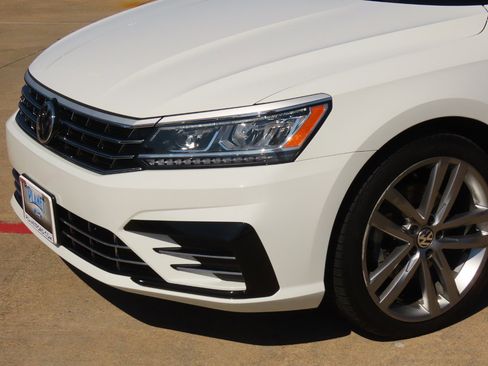 Used 2017 Volkswagen Passat 1.8T R-Line w/ R-Line Lighting Package image 3