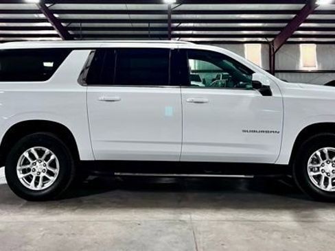 Used 2026 Chevrolet Suburban LT w/ Comfort Package RWD image 2