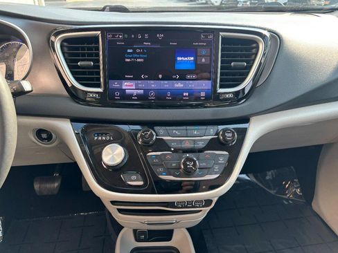 Used 2023 Chrysler Pacifica Touring-L FWD image 17