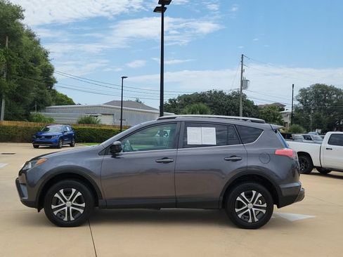 Used 2018 Toyota RAV4 LE FWD image 2