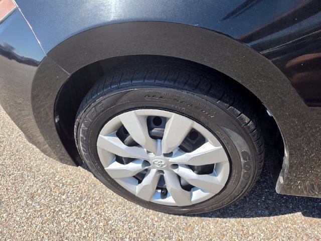 Used 2015 Toyota Corolla LE FWD image 9