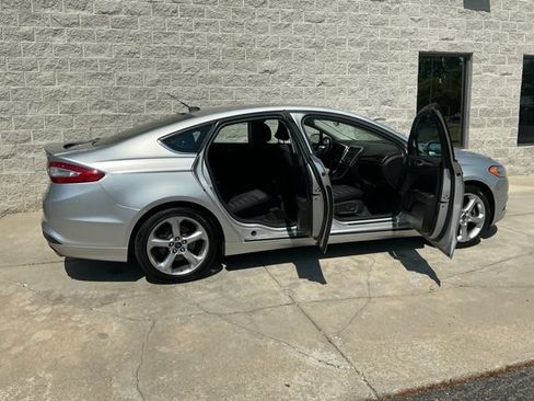 Used 2016 Ford Fusion SE w/ Equipment Group 201A FWD image 12