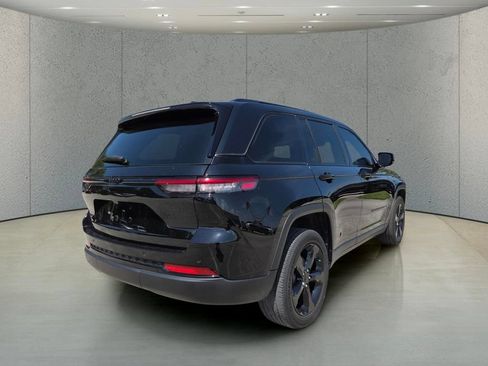 Used 2023 Jeep Grand Cherokee Altitude RWD image 5