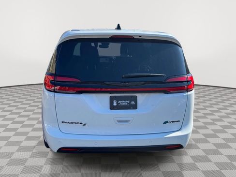 Used 2024 Chrysler Pacifica Select image 5