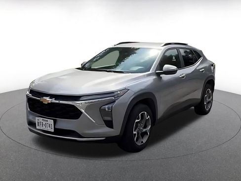 Used 2025 Chevrolet Trax LT FWD image 6