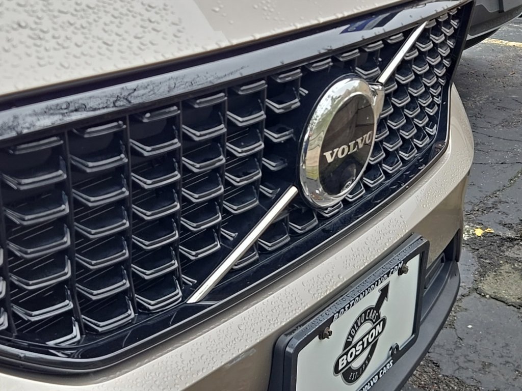 Certified 2024 Volvo XC40 B5 Plus w/ Climate Package AWD/4WD image 3