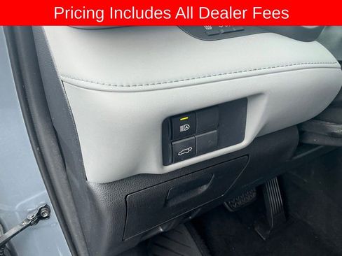 Used 2021 Toyota Highlander XLE FWD image 11