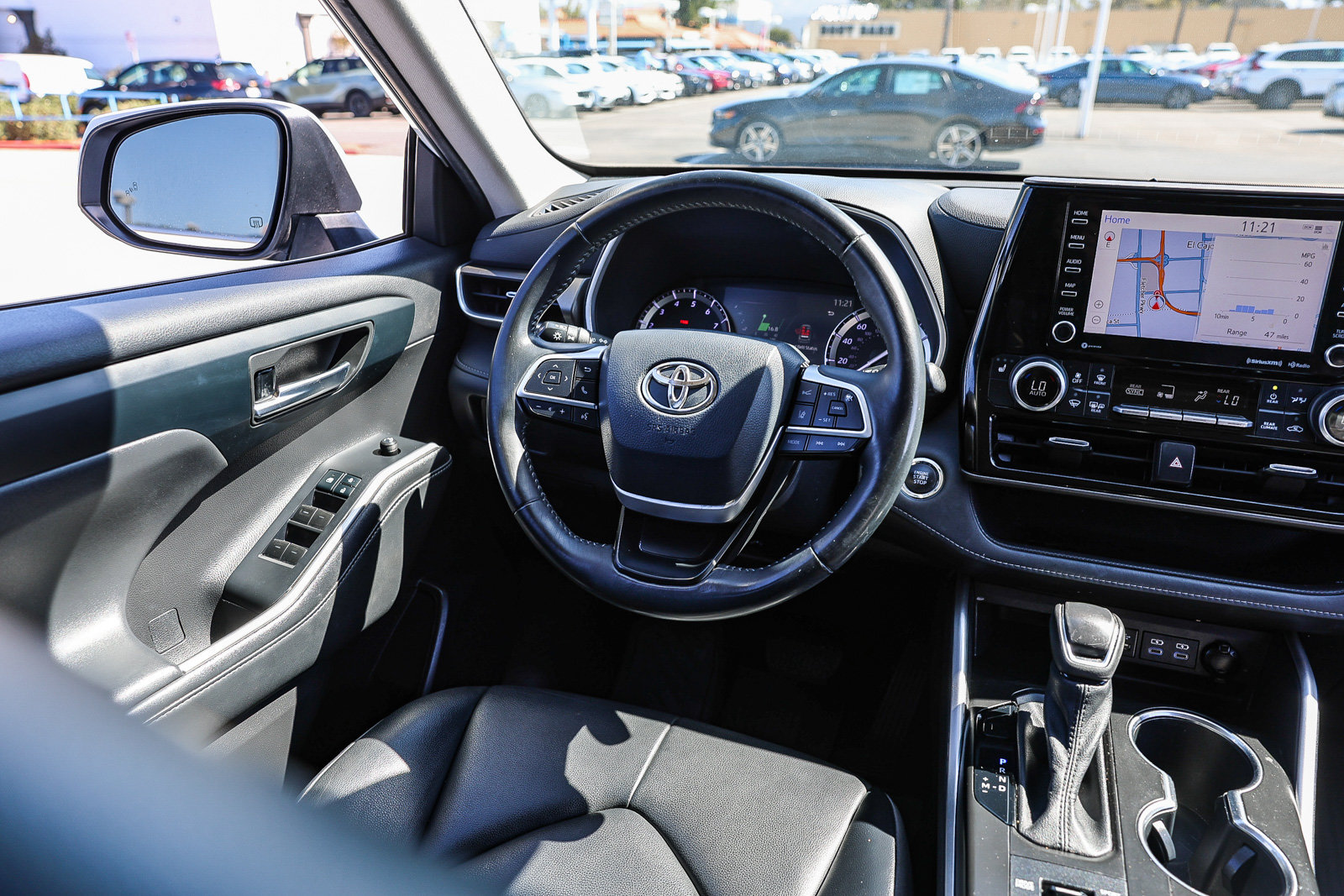 Used 2022 Toyota Highlander XLE AWD/4WD image 4