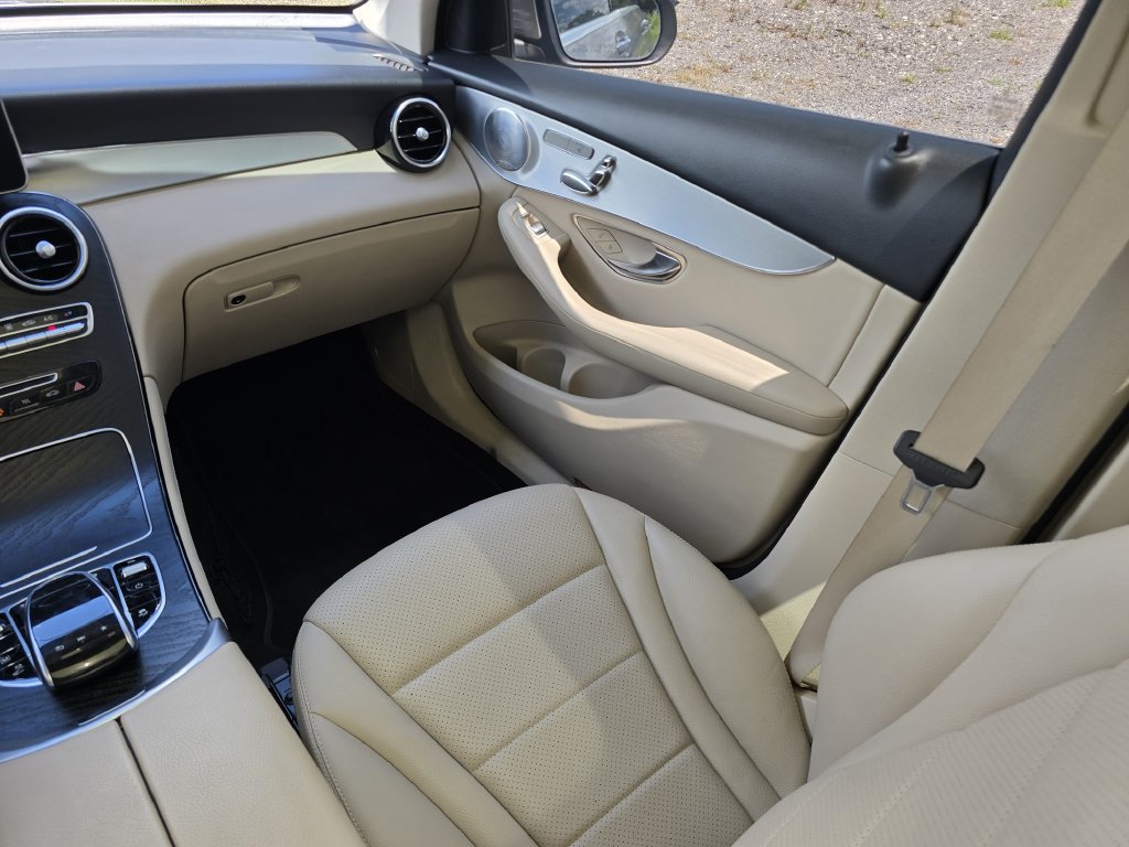Used 2019 Mercedes-Benz GLC 350e 4MATIC image 19