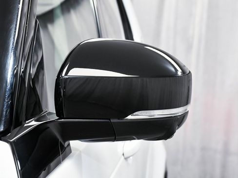 Used 2025 Land Rover Discovery S image 87