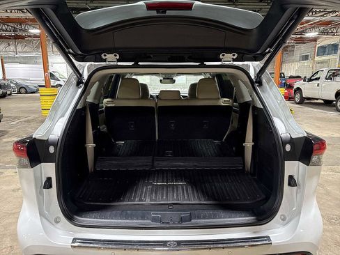 Used 2023 Toyota Highlander Limited AWD/4WD image 10