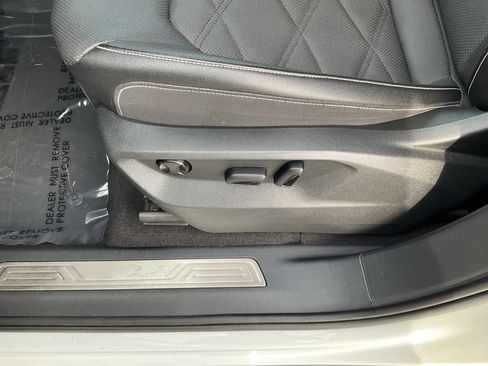 Used 2024 Volkswagen Atlas SE image 3