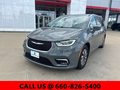 Used 2022 Chrysler Pacifica Touring-L FWD image 2