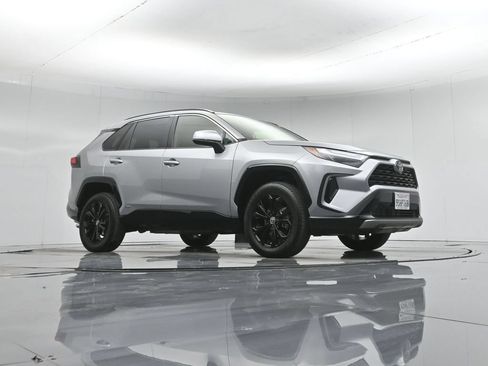 Used 2025 Toyota RAV4 SE AWD/4WD image 4