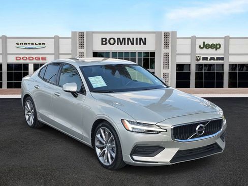Used 2020 Volvo S60 T5 Momentum image 2
