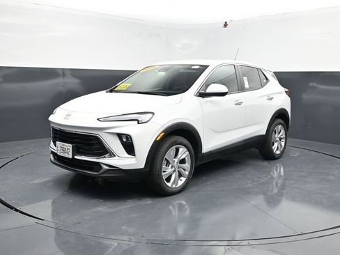 Used 2025 Buick Encore GX Preferred AWD/4WD image 4