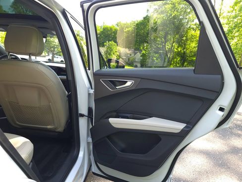 Used 2023 Audi Q4 e-tron Premium w/ Convenience Package image 23