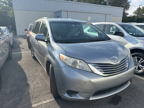 Used 2015 Toyota Sienna LE FWD image 7
