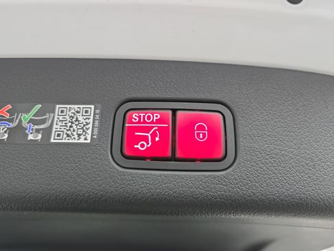 Used 2025 Mercedes-Benz GLC 300 image 13