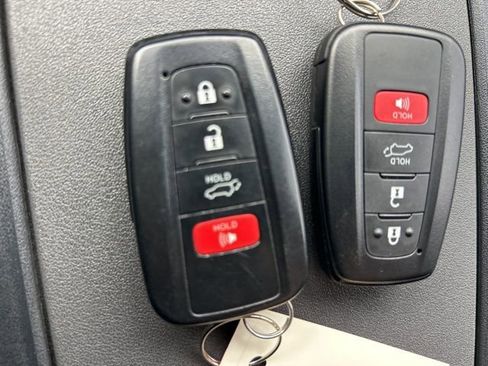 Used 2023 Toyota Highlander XLE image 28