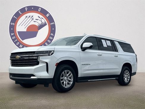 Used 2023 Chevrolet Suburban LT image 2