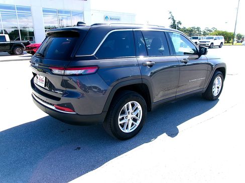 Used 2023 Jeep Grand Cherokee Laredo w/ Luxury Tech Group I AWD/4WD image 4