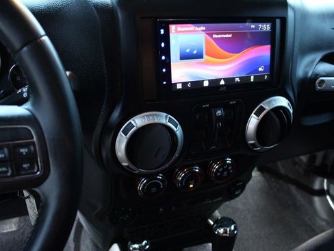 Used 2013 Jeep Wrangler Unlimited Sahara w/ Connectivity Group AWD/4WD image 35
