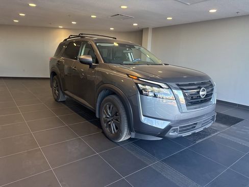 Used 2024 Nissan Pathfinder SV image 4