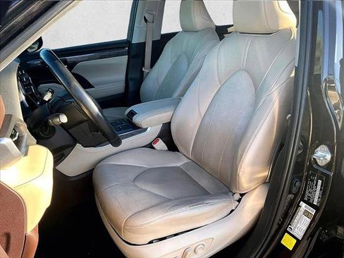 Used 2020 Toyota Highlander Limited image 25